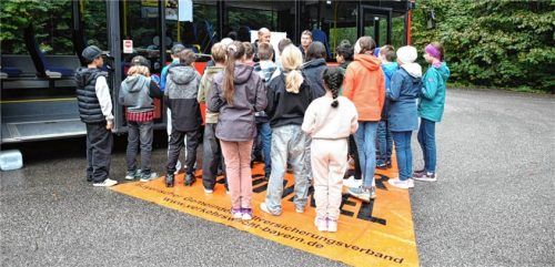 Demonstration des „toten Winkels“: Wer auf dem orangefarbenen Dreieck steht, wird vom Busfahrer nicht gesehen.Foto Wunderlich