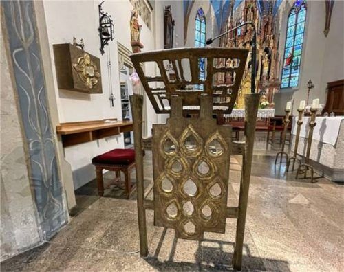 Den Ambo in der Eggstätter Kirche St. Georg hat Christine Stadler, gebürtige Eggstätterin (1922-2001), geschaffen. Der Rundweg, der ihr zu Ehren 2022 angelegt wurde, soll erweitert werden.Foto Kirchner
