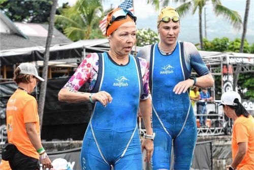 Den Schwimmteil hat sie hier bereits hinter sich: Leonie Rauch (rechts) kommt aus dem Wasser.