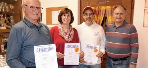 Den siegreichen Meistern (von links) Anton Galneder, Elisabeth Bernhart und Robert Worschech gratulierte der stellvertretende EV-Vorsitzende Rainer Zwislsperger. Foto bachmaier