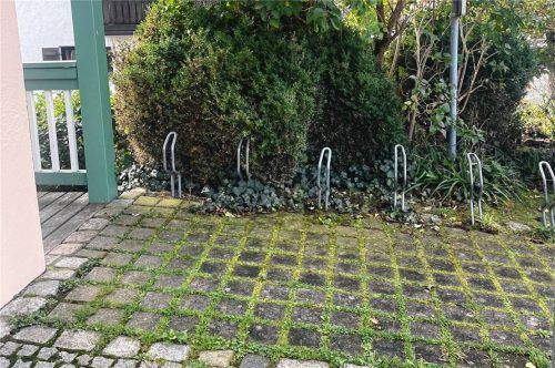 Der alte Radständer an der Tourist-Info ist in die Jahre gekommen. Der Gstadter Gemeinderat verständigte sich darauf, eine neue Parkmöglichkeit anzuschaffen und auch E-Ladeplätze einzurichten. Foto Kirchner