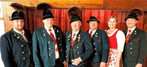 Der alte und neue Vorstand: (von links) Vorplattler Christoph Kaufmann junior, Dritter Vorsitzender Michael Pfaffinger, Vorsitzender Christoph Kaufmann, Zweiter Vorsitzender Florian Wörndl, Schriftführerin Andrea Scheck und Kassier Anton Schuster. Foto hötzelsperger