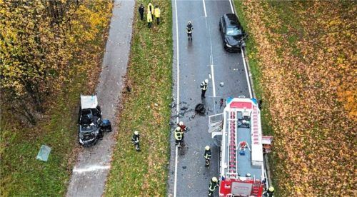 Der am Unfall beteiligte Mitsubishi (links) wurde durch die Wucht des Aufpralls von der Straße geschleudert. Das Dach musste bei der Bergung aufgeschnitten werden. Fotos Hobmaier