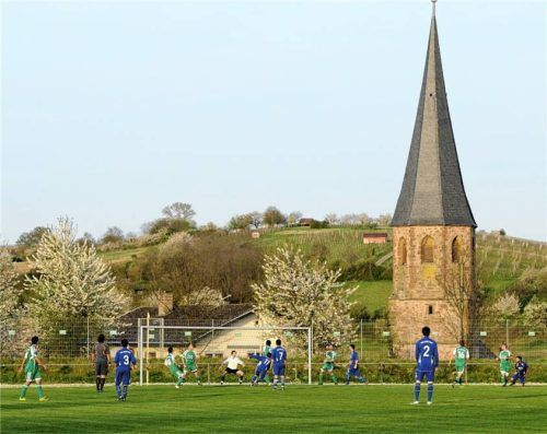 Der Amateurkick neben dem Gotteshaus – auch an Allerheiligen wird an so manchem Platz um Punkte gespielt.Foto Imago