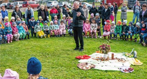 Der Apfel ist ein Wunder der Natur, erklärte Pfarrer Martin Straßer beim Erntedank des Kindergartens. Foto Flug