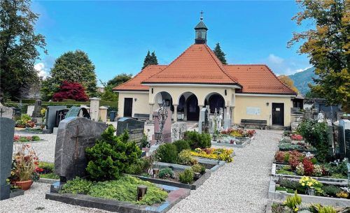 Der Aschauer Friedhof könnte künftig einen sehr parkähnlichen Charakter bekommen. Das vorgeschlagene Konzept sieht etliche Baumpflanzungen und unterschiedliche Bereiche vor. Foto Kirchner