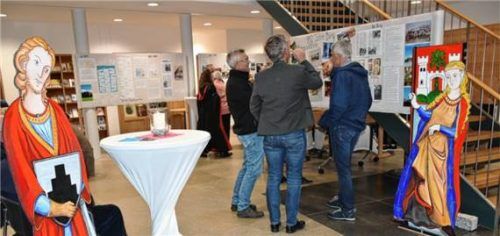 Der Besucher wird empfangen von Ritter Marquart (links) und seiner Frau Gräfin Adelheid. Foto  Wunderlich