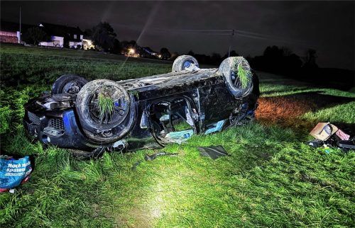 Der BMW X5 überschlug sich bei dem Unfall mehrfach. Ein Insasse wurde in dem völlig zerstörten Luxus-SUV eingeklemmt. Foto Barth