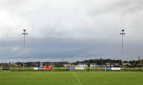 Der Chieminger Gemeinderat hat Bürgermeister Reichelt ermächtigt, die Auszahlung von 15000 Euro zur energetischen Sanierung der Flutlichtanlage auf der Sportanlage des TSV Chieming vorzunehmen. Foto Zandl