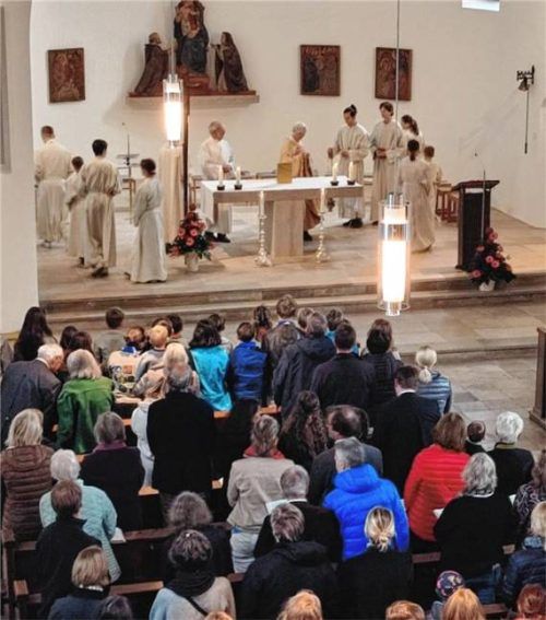 Der erste Gottesdienst unter dem neuen Kreuz. Fotos Auer