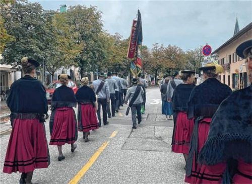Der Festzug führte hinauf zur Kirche. Foto re