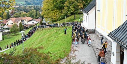 Der Festzug hinauf zur Kirche St. Georg.