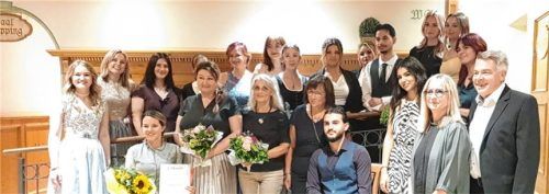 Der Friseur-Nachwuchs genoss die festliche Stimmung bei der Freisprechungsfeier im Happinger Hof in Rosenheim.Foto Kreishandwerkerschaft Rosenheim