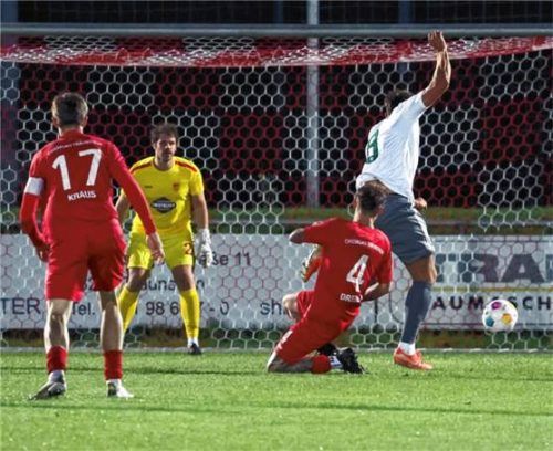 Der Führungstreffer für die Gäste durch Georg Kutter (weißes Trikot). Traunsteins Patrick Dreßl (Nummer 4) kann nicht mehr entscheidend stören.Foto Christian Mühlhofer
