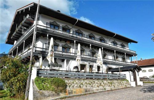 Der „Gasthof zur Post“ in Schleching soll verkauft werden. Foto Wunderlich