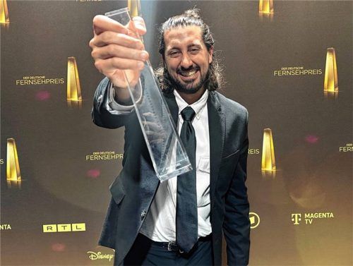 Der gebürtige Rosenheimer Patrick Ehelechner durfte mit dem Team von MagentaSport den Deutschen Fernsehpreis in der Kategorie „Beste Sportsendung“ entgegennehmen. Foto re