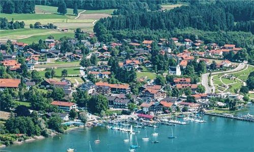 Der Gemeinderat Gstadt hat eine neue Satzung zur Zweitwohnsteuer verabschiedet. Ab 2026 gilt ein einheitlicher Steuersatz von 20 Prozent der Jahresnettokaltmiete für Nebenwohnsitze. Ziel ist es, mehr Wohnraum für Erstwohnsitzer zu schaffen und die Gemeinde finanziell zu entlasten. Foto Archiv Berger