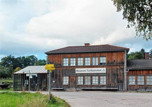 Der Gemeinderat Übersee hat sich in seiner jüngsten Sitzung mit der finanziellen Unterstützung für die Erneuerung und Erweiterung der Verladehalle am Torfbahnhof Rottau befasst. Foto Giesen