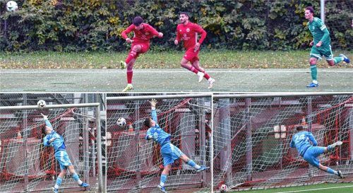 Der Geniestreich von Leonardo Papapicco zum 2:0-Zwischenstand: Der junge Angreifer zieht weit in der Grünwalder Hälfte stehend ab (oben), die Kugel senkt sich hinter Goalie Tymofii Protsenko ins Netz (untere Reihe).Fotos Hans-Jürgen Ziegler