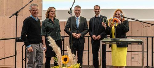 Der Höhepunkt der Festveranstaltung: die Schlüsselübergabe an Schulleiterin Vilma Sieß (rechts) durch (von links) die Architekten Robert Härtl und Elisabeth Notter, Landrat Otto Lederer und Oberbürgermeister Andreas März. Fotos Thomae