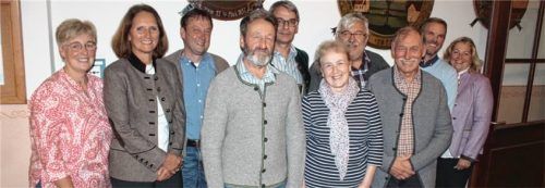 Der im Amt bestätigte Vorstand des Musikfördervereins setzt seine erfolgreiche Arbeit fort: (von links) Gerlinde Auer, Margarethe Osterhammer, Wolfgang Paul, Josef Weyerer, Vorsitzender Helmut Brunner, Renate Schweinsteiger, Walter Mies, Georg Dandlberger, Andi Weyerer und Bürgermeisterin Susanne Grandauer.Foto Steffenhagen