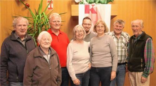 Der KAB-Kreisvorstand mit (von links) den Beisitzern Josef Obermaier und Hans Riederer, Vorsitzendem Bernhard Reithmaier, Beisitzern Sigrid Gradl und David Schlaipfer, Vorsitzende Irene Hofmann, Kassier Anton Demmelhuber sowie Präses Martin Benker. Foto  Zandl