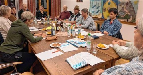 Der Katholische Pfarrgemeinderat Übersee berät über die anstehenden Neuwahlen. Foto Metz