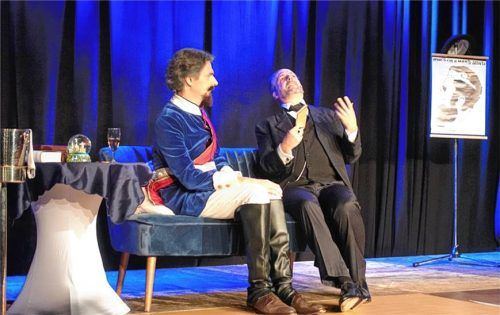 Der König im Gespräch mit seinem Psychiater. Foto wunsam