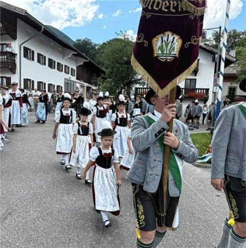 Der Kolbermoorer Trachtenverein beim Gaufest in Brannenburg. Foto Bednarsch