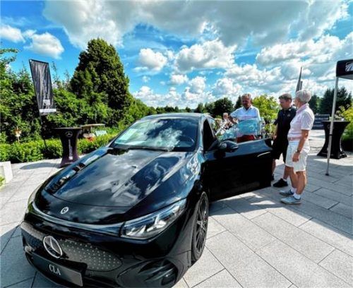 Der neue CLA glänzte im Sommer schon einmal festlich in der Sonne. Nun wird er auch zur Erweiterungsparty in Mühldorf im Mittelpunkt stehen.