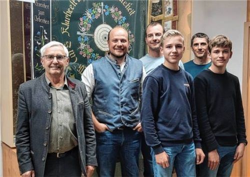 Der neue Vorstand der Oberbergkirchner Schützen: (von links) Bürgermeister Michael Hausperger, Tobias Pichlmaier, Roland Wittmann, Linus Holzner, Roland Sondermeier und Felix Holzner. Foto mayer