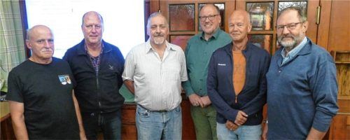 Der neue Vorstand der Reservisten: Für die nächsten vier Jahre wird (von links) Fritz Beringer die Geschicke des Vereins als Vorsitzender leiten. Ihm zur Seite stehen Schriftführer Andreas Pletschacher, Rolf Pansegrau (Beauftragter Zusammenarbeit mit der Bundeswehr), Christian Schunk (Wahlleiter), Dr. Dirk Hoffmann (Kasse) und Thomas Jakob (Beauftragter Rauschberg/Gedenkstein). Foto  Wegscheider