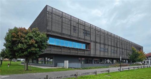 Der OP-Trakt der Schön-Klinik in Vogtareuth hat 50 Millionen Euro gekostet. Mit fünf Fachzentren fällt ab 2026 die Hälfte der Operationen weg. Gewerkschafter Domingo Heber will gegen den Kahlschlag demonstrieren. Fotos Ammelburger/RE