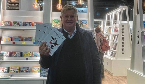 Der Schnaitseer Autor Walter Behn auf der Frankfurter Buchmesse mit seiner Fibel „Schwimmen lernen mit Pingubehn“. Foto unterforsthuber