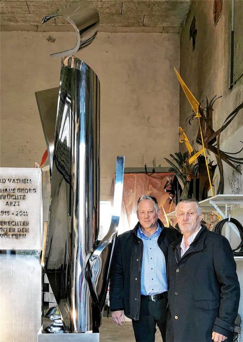 Der Schnaitseer Künstler Georg Mayerhanser (rechts) und der Bürgermeister von Sulzemoos, Johannes Kneidl, am Denkmal für Dr. Hans-Georg Früchte.