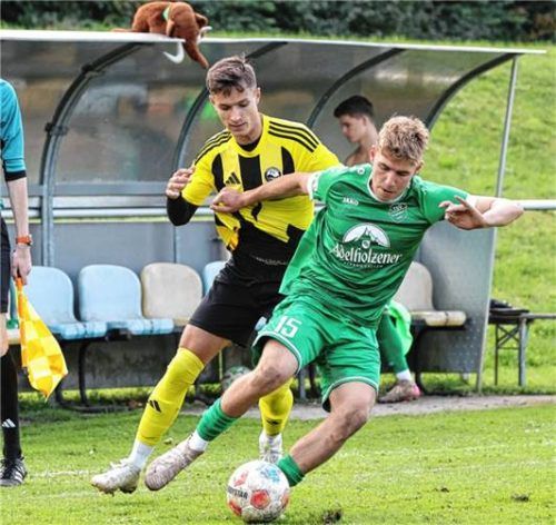 Der Siegsdorfer Florian Zaunick ist hier vor Tögings Ivo Petrovic am Ball.Foto Gabi Zucker