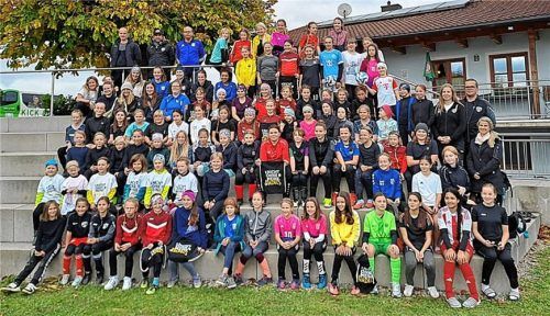 Der Tag des Mädchenfußballs in Waldhausen zog 92 Mädchen aus der ganzen Region an. Auf der Tribüne des SVW stellten sich alle zum Erinnerungsbild auf. Foto  Unterforsthuber