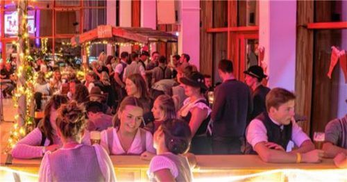 Der Trachtenverein D’Achentaler Unterwössen hat sein traditionelles Weißbier- und Weinfest in der Achentalhalle veranstaltet. Foto  Flug