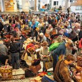 Viele Tauschwillige beim Verschenk-Markt der Aiblinger Tauschfreunde