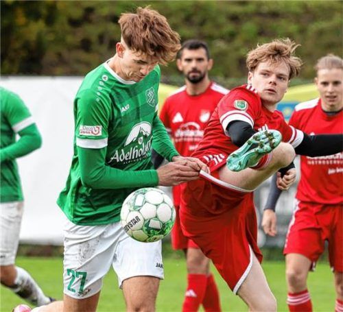 Der TSV Siegsdorf und Samuel Anthuber (links) besiegten Noah Gumbergers Miesbacher mit 2:1.Foto Hans Weitz