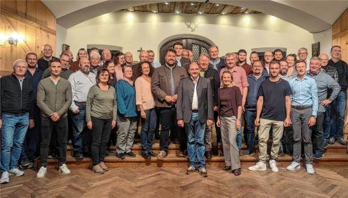 Der überparteiliche Bürgermeisterkandidat Daniel Wendrock (vorne, Mitte) mit den 46 Vertretern der Freien Wähler, der CSU und den Bürgern für Rott.Fotos klemmer