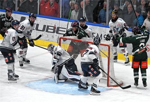 Der unglaubliche Ausgleich: Die Scheibe liegt im Tor der Kassel Huskies, Starbulls-Angreifer Lukas Laub (rechts) setzt schon zum Jubel an.Foto Franz Ruprecht