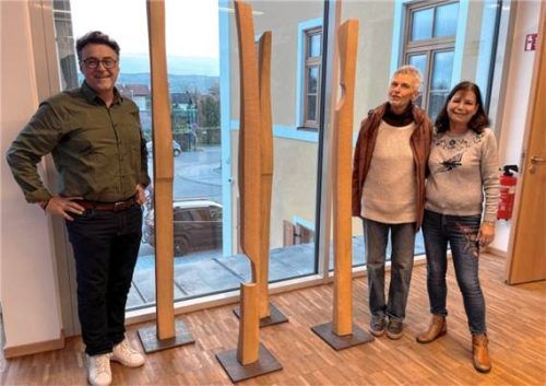 Der Vorsitzende des Fördervereins der Galerie, Stefan Mager (links), und die Vorsitzende des Partnerschaftsvereins, Cornelia Ahrens (rechts), freuen sich mit Künstlerin Octavia Hanel (Mitte) über den Standort der Figurengruppe.Foto mischi