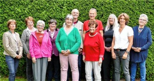 Der Vorstand der Sozialen Bürgerhilfe Bergen-Vachendorf um Vorsitzenden Andreas Hess (Sechster von links) freut sich über die Unterstützung durch die Gemeinde Vachendorf für den neuen Sozialen Fahrdienst. Foto  Nistler