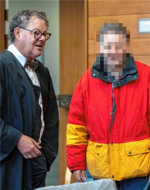 Der wegen Fälschung eines Testaments über mehr als 19 Millionen Euro verdächtige Angeklagte (66) mit seinem Verteidiger Michael Vogel aus Traunstein.Foto Kretzmer-Diepold