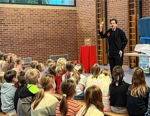 Der Zauberer Urs Jandl begeisterte die Kinder bei der Siegerehrung zum Sommerferien-Leseclub. Foto re