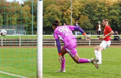 Der zwischenzeitliche Ausgleich: Daniel Kononenko verwertet aus kurzer Distanz zum 1:1 für den TSV Wasserburg.Foto Wolfgang Fehrmann