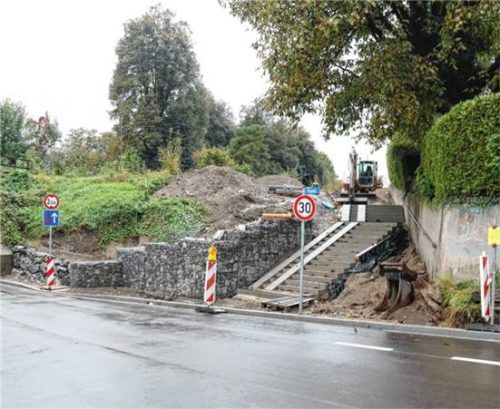 Derzeit wird noch die Treppenanlage, die von der Flur- auf die Bergstraße in Kolbermoor führt, erneuert.