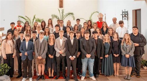 Die 39 Firmlinge aus dem Pfarrverband mit Abt Markus Eller. Foto Dirschl