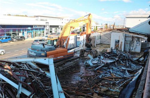 Die Abrissarbeiten des bestehenden Gebäudes in der Rosenheimer Straße 62 und 62a sind in vollem Gange. Foto Riediger